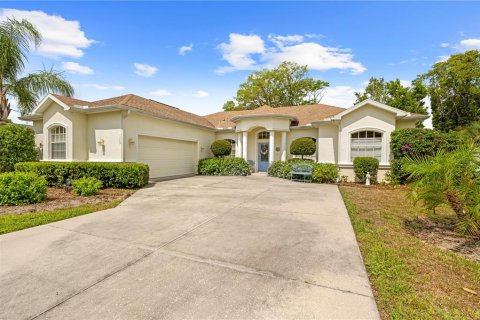 House in Spring Hill, Florida 3 bedrooms, 199.65 sq.m. № 1903845 - photo 1