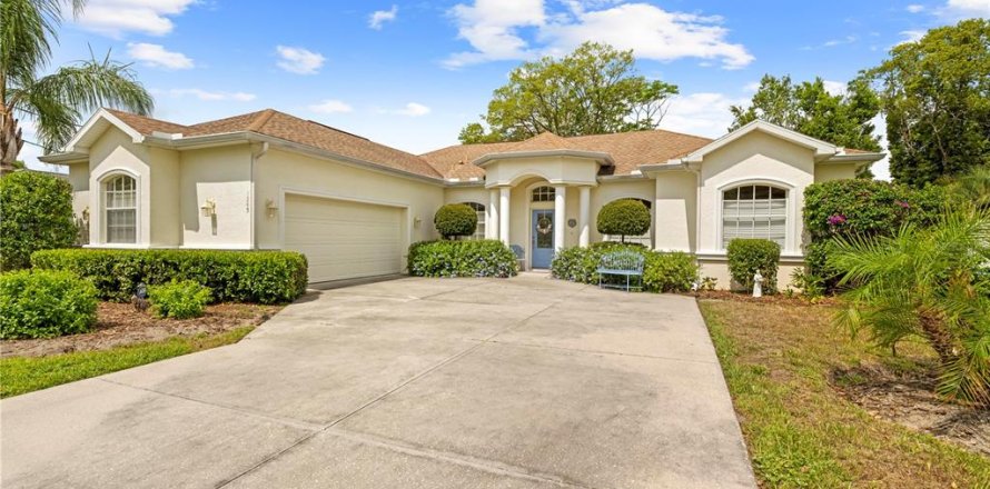 House in Spring Hill, Florida 3 bedrooms, 199.65 sq.m. № 1903845