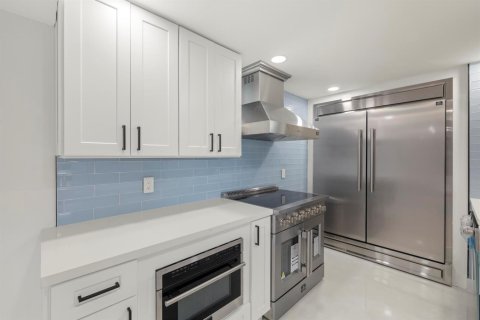 Condo in West Palm Beach, Florida, 3 bedrooms  № 2082582 - photo 2