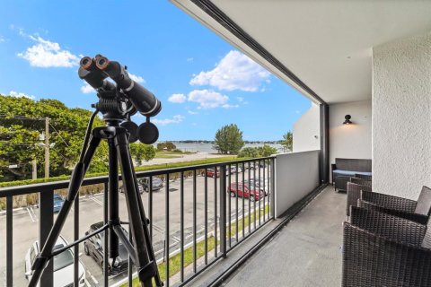 Condo in West Palm Beach, Florida, 3 bedrooms  № 2082582 - photo 16