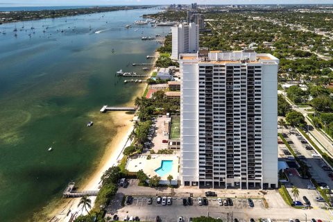 Condo in West Palm Beach, Florida, 3 bedrooms  № 2082582 - photo 25