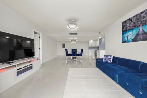 Condo in West Palm Beach, Florida, 3 bedrooms  № 2082582 - photo 5