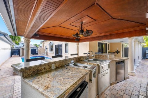 House in Miami, Florida 3 bedrooms, 158.49 sq.m. № 1861688 - photo 6