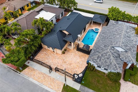 House in Miami, Florida 3 bedrooms, 158.49 sq.m. № 1861688 - photo 3