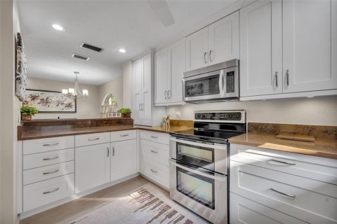 Condo in Maitland, Florida, 2 bedrooms  № 2155708 - photo 15