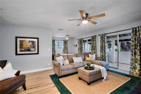Apartment in Sarasota, Florida 3 bedrooms, 125.42 sq.m. № 1349958 - photo 2