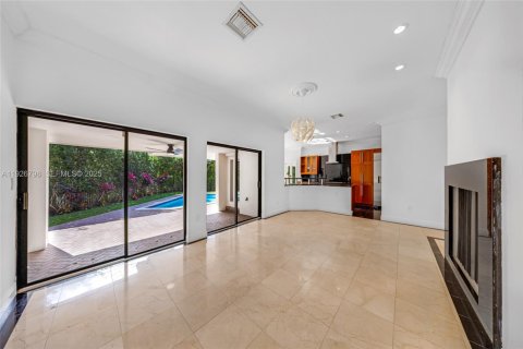 House in Coral Gables, Florida 4 bedrooms, 335.19 sq.m. № 1986653 - photo 24