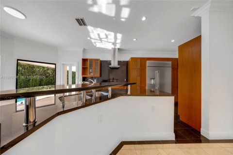 House in Coral Gables, Florida 4 bedrooms, 335.19 sq.m. № 1986653 - photo 19