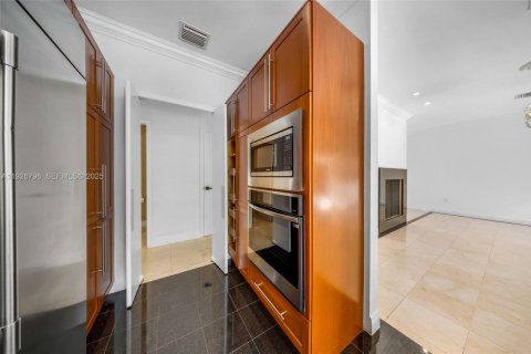 House in Coral Gables, Florida 4 bedrooms, 335.19 sq.m. № 1986653 - photo 17