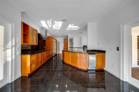 House in Coral Gables, Florida 4 bedrooms, 335.19 sq.m. № 1986653 - photo 15