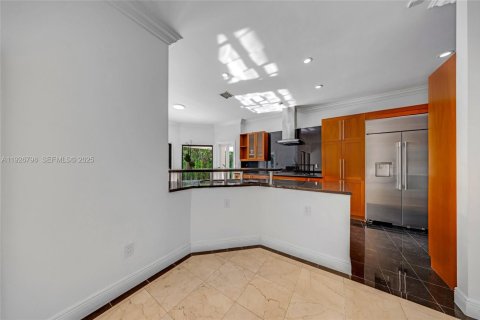 House in Coral Gables, Florida 4 bedrooms, 335.19 sq.m. № 1986653 - photo 22