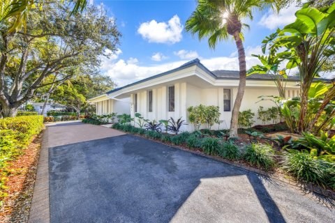 House in Coral Gables, Florida 4 bedrooms, 335.19 sq.m. № 1986653 - photo 3