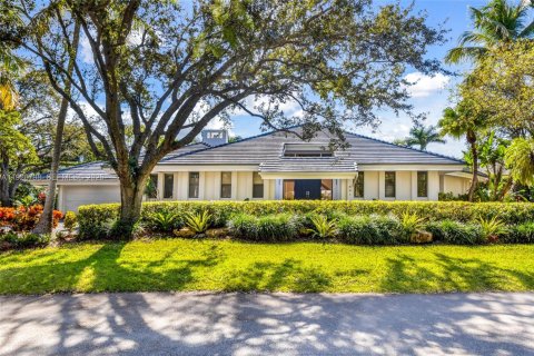 House in Coral Gables, Florida 4 bedrooms, 335.19 sq.m. № 1986653 - photo 1
