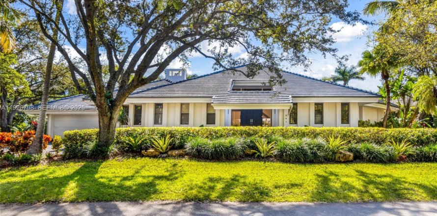 House in Coral Gables, Florida 4 bedrooms, 335.19 sq.m. № 1986653