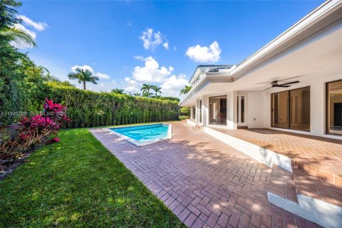 House in Coral Gables, Florida 4 bedrooms, 335.19 sq.m. № 1986653 - photo 12