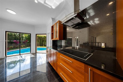 House in Coral Gables, Florida 4 bedrooms, 335.19 sq.m. № 1986653 - photo 20