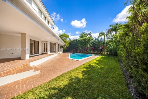 House in Coral Gables, Florida 4 bedrooms, 335.19 sq.m. № 1986653 - photo 10