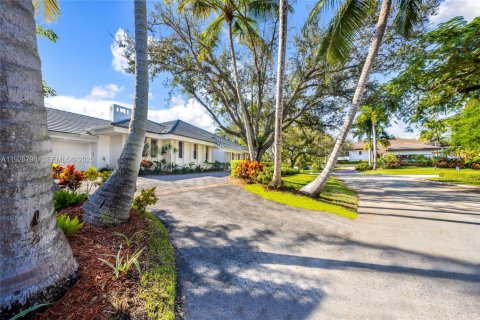 House in Coral Gables, Florida 4 bedrooms, 335.19 sq.m. № 1986653 - photo 5