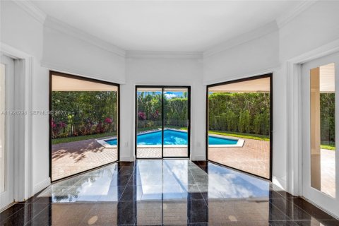 House in Coral Gables, Florida 4 bedrooms, 335.19 sq.m. № 1986653 - photo 13