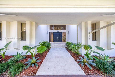 House in Coral Gables, Florida 4 bedrooms, 335.19 sq.m. № 1986653 - photo 4