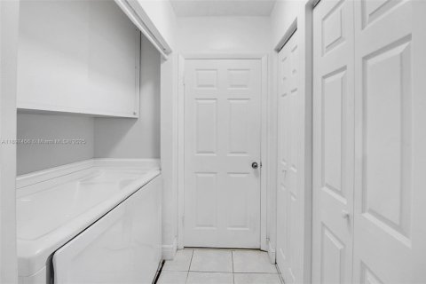House in Miami, Florida 3 bedrooms, 155.7 sq.m. № 1949070 - photo 15