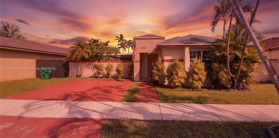 House in Miami, Florida 3 bedrooms, 155.7 sq.m. № 1949070