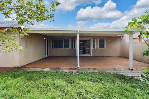 House in Miami, Florida 3 bedrooms, 155.7 sq.m. № 1949070 - photo 25