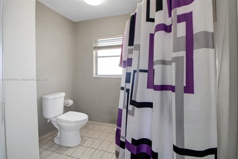 House in Miami, Florida 3 bedrooms, 155.7 sq.m. № 1949070 - photo 20