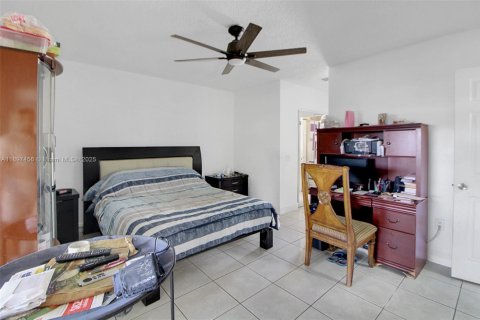House in Miami, Florida 3 bedrooms, 155.7 sq.m. № 1949070 - photo 17