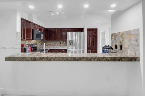 House in Miami, Florida 3 bedrooms, 155.7 sq.m. № 1949070 - photo 13