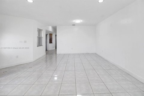 House in Miami, Florida 3 bedrooms, 155.7 sq.m. № 1949070 - photo 11