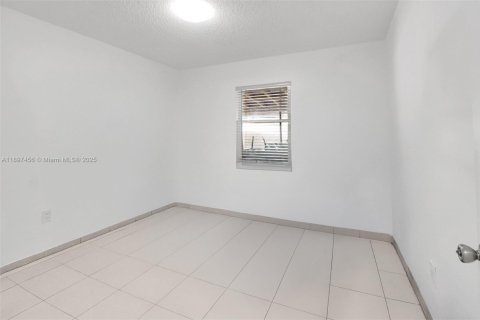 House in Miami, Florida 3 bedrooms, 155.7 sq.m. № 1949070 - photo 21