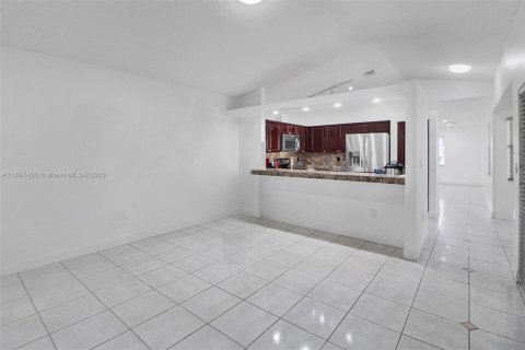 House in Miami, Florida 3 bedrooms, 155.7 sq.m. № 1949070 - photo 14
