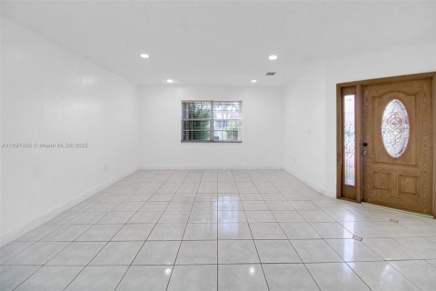 House in Miami, Florida 3 bedrooms, 155.7 sq.m. № 1949070 - photo 10