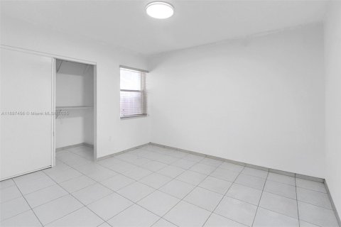 House in Miami, Florida 3 bedrooms, 155.7 sq.m. № 1949070 - photo 22