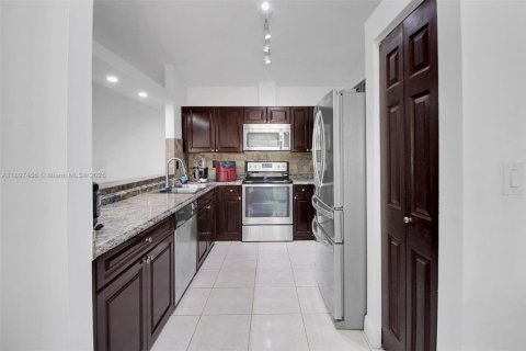 House in Miami, Florida 3 bedrooms, 155.7 sq.m. № 1949070 - photo 12