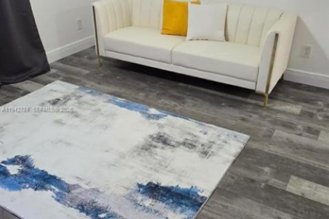 Copropriété à louer à Hollywood, Floride: 2 chambres, 98.48 m2 № 1999216 - photo 2