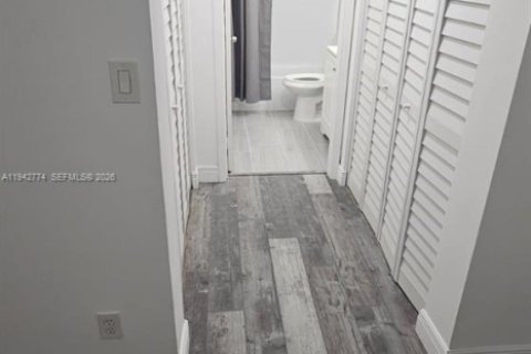 Copropriété à louer à Hollywood, Floride: 2 chambres, 98.48 m2 № 1999216 - photo 10