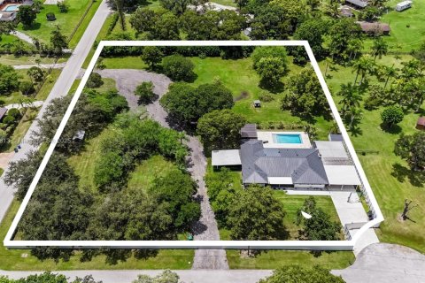 House in Southwest Ranches, Florida 4 bedrooms, 190.08 sq.m. № 1852243 - photo 1