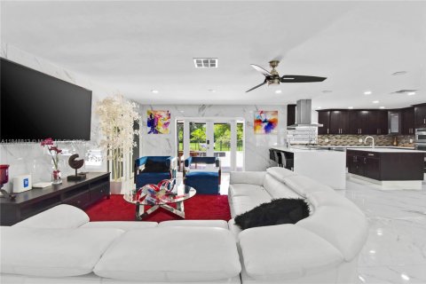 House in Southwest Ranches, Florida 4 bedrooms, 190.08 sq.m. № 1852243 - photo 10