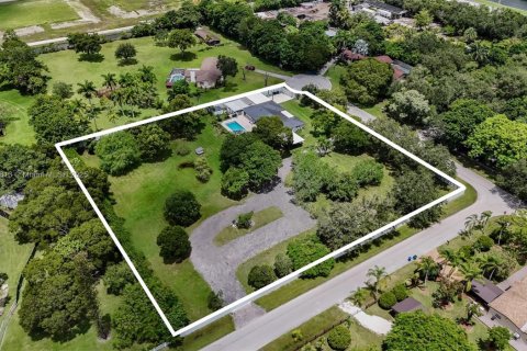 House in Southwest Ranches, Florida 4 bedrooms, 190.08 sq.m. № 1852243 - photo 2