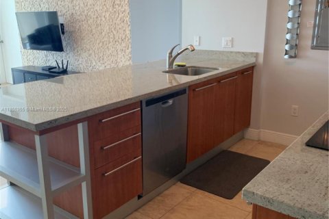 Condo in Miami, Florida, 2 bedrooms  № 1878709 - photo 7