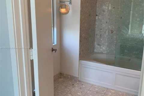 Condo in Miami, Florida, 2 bedrooms  № 1878709 - photo 11