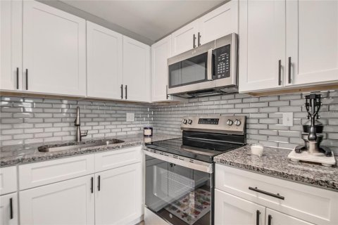 House in Sanford, Florida 3 bedrooms, 79.71 sq.m. № 2239676
