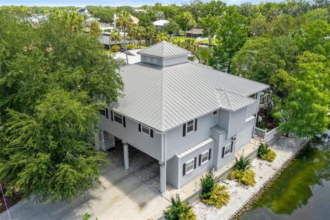 House in Crystal River, Florida 4 bedrooms, 285.21 sq.m. № 1843730 - photo 1