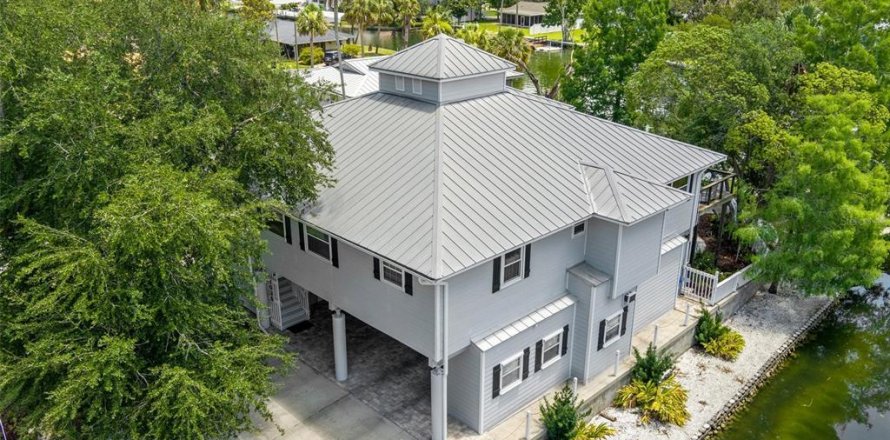 House in Crystal River, Florida 4 bedrooms, 285.21 sq.m. № 1843730