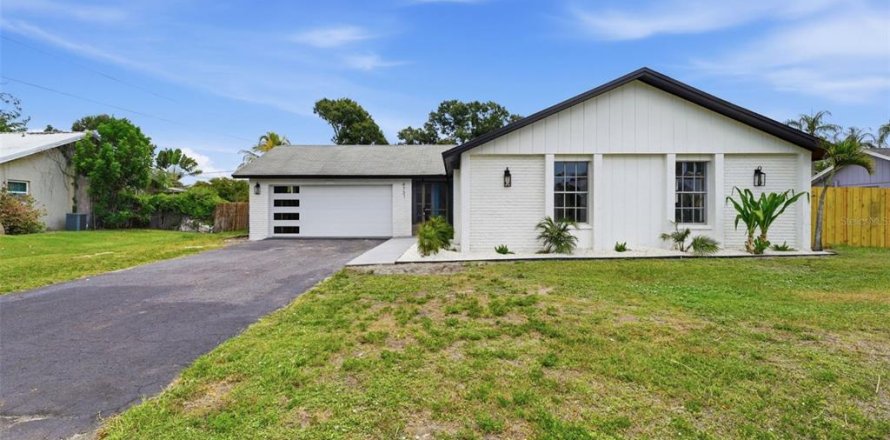 House in Sarasota, Florida 3 bedrooms, 123.1 sq.m. № 2196420