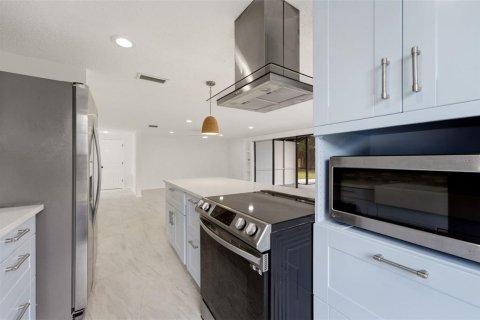 House in Sarasota, Florida 3 bedrooms, 123.1 sq.m. № 2196420 - photo 10