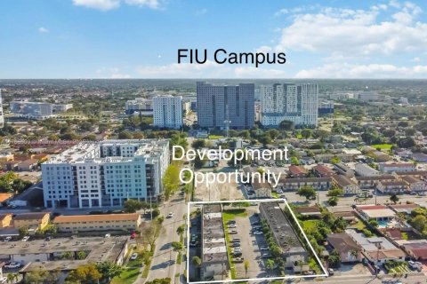 Commercial property in Sweetwater, Florida № 1997793