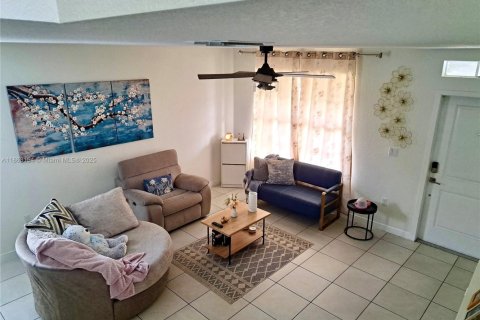 House in Florida City, Florida 4 bedrooms, 197.51 sq.m. № 1890345 - photo 6